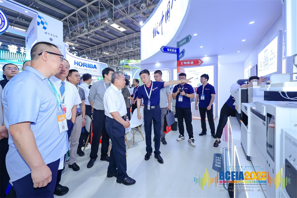 國家國防科技工業局局長張克儉蒞臨禾信儀器展臺參觀指導